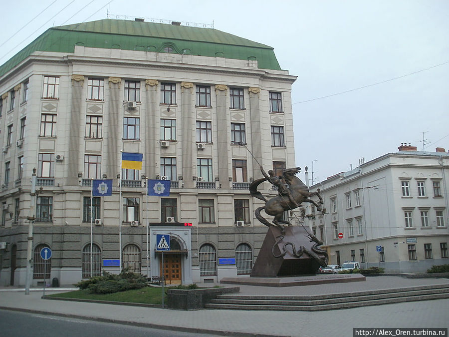 Памятник Георгию Победоносцу у здания областного МВД Львов, Украина