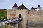 В главную крепость ведет въездной деревянный мост, проходящий через Надвратную башню.