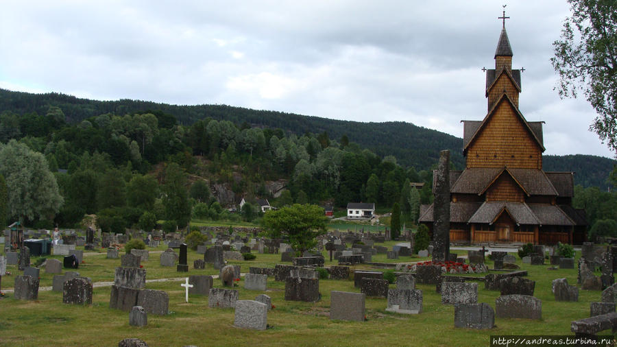 Древняя церковь и кладбище в Нотоддене Норвегия