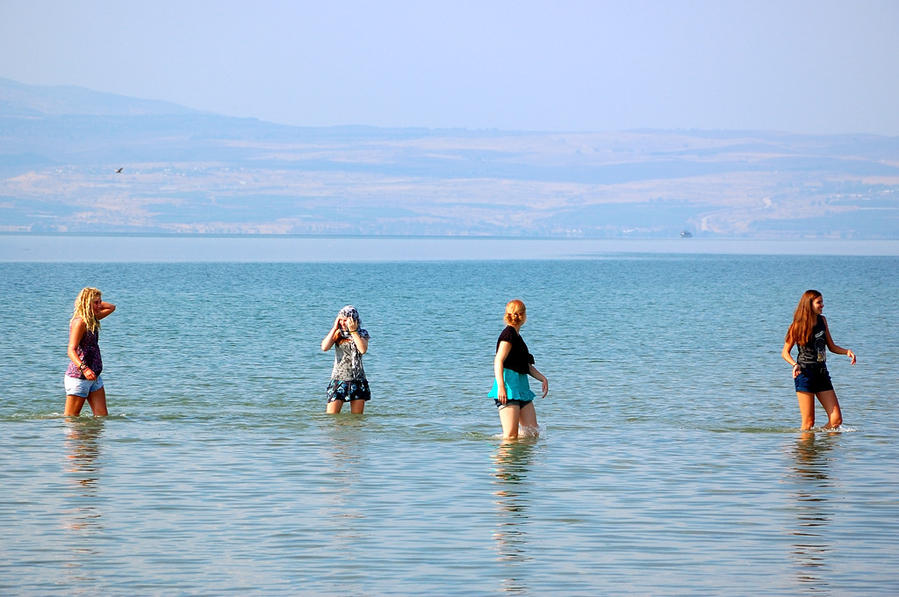 Народ купается Галилейское море озеро, Израиль