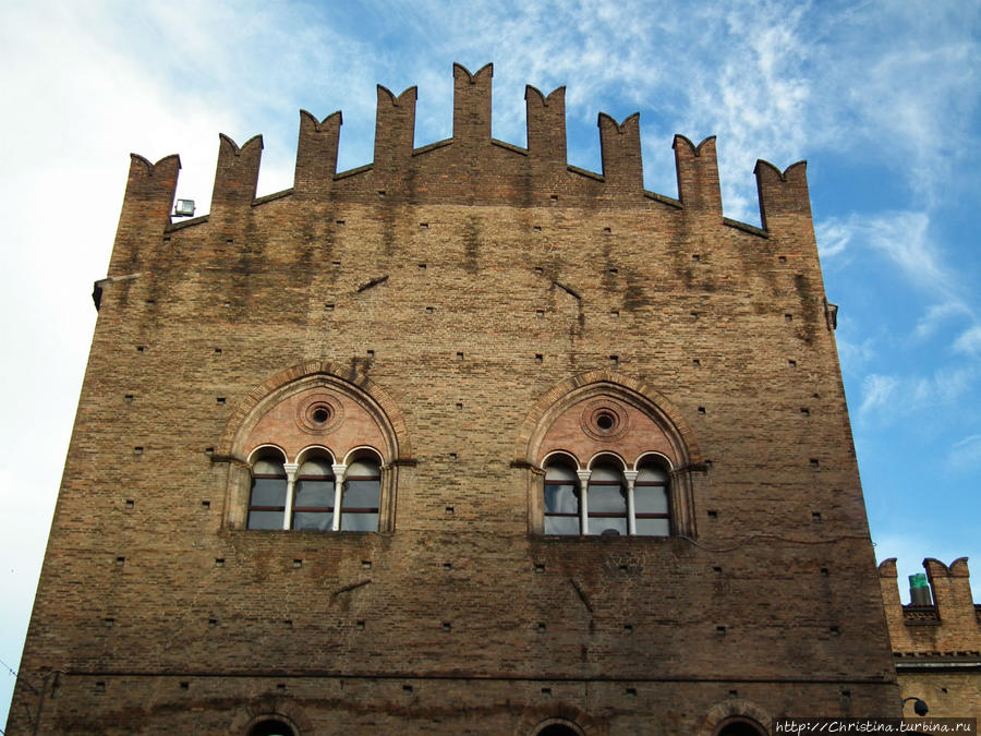 Палаццо Рэ Энцо (Palazzo Re Enzo) был сооружен в 1244 году для расширения резиденции городского правительства. Позже он стал роскошной тюрьмой короля Сардинии. Сегодня здесь проводятся важные конгрессы, симпозиумы, выставки, экспозиции и даже банкетные мероприятия. Болонья, Италия