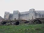 По периметру крепости расположено 39 сторожевых башен  , много колодцев, баня и хорошо сохранившаяся мечеть.