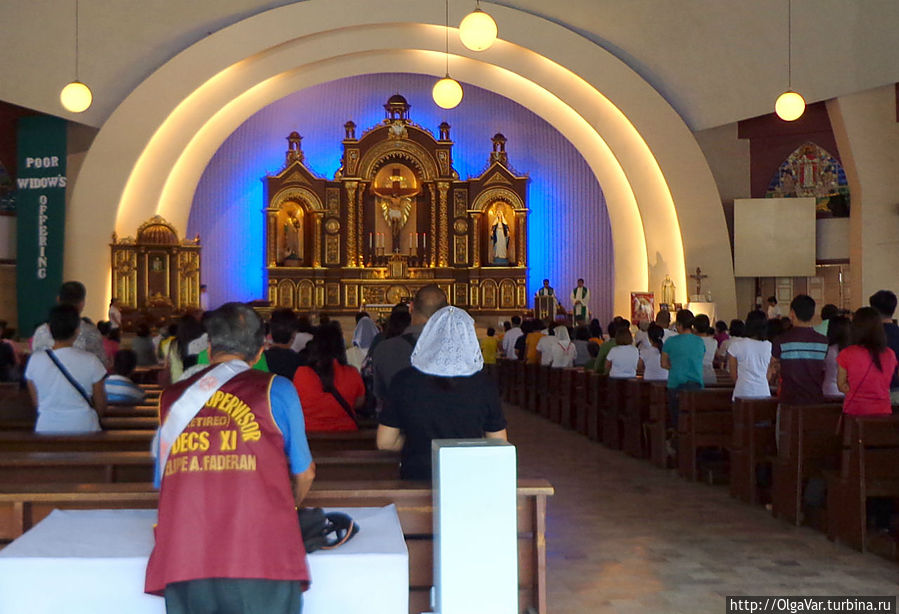 В кафедральном соборе Сан Педро идет служба Давао, Филиппины