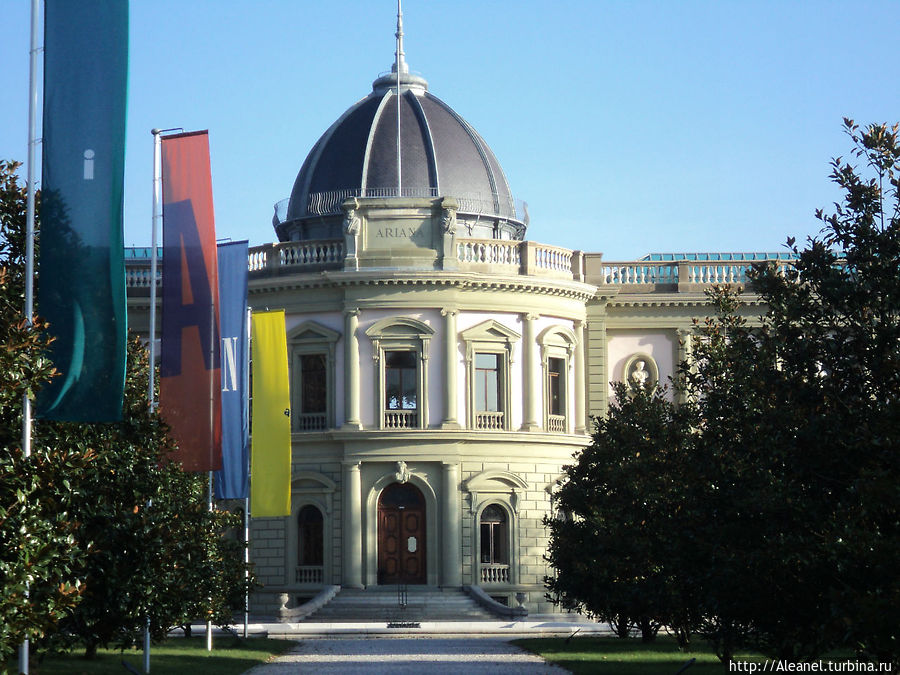 Центральный вход в музей фарфора и фаянса Женева, Швейцария