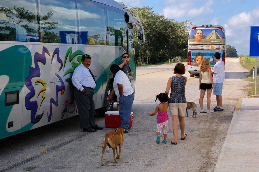 А это наш водитель автобуса Чичен-Ица город майя, Мексика