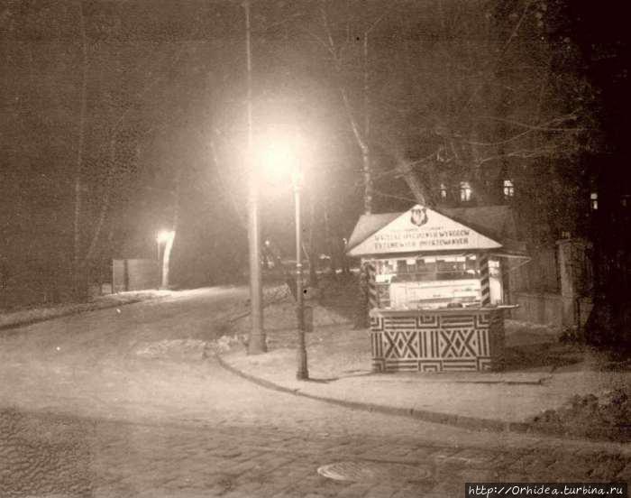 Табачный киоск на ул. св. Софии (ныне И. Франко) Львов, Украина Табачный киоск на ул. св. Софии (ныне И. Франко) Львов, Украина