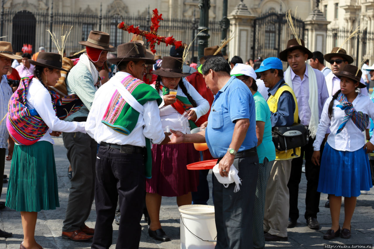 Люди возле кафедрального собора Лимы Лима, Перу Люди возле кафедрального собора Лимы Лима, Перу
