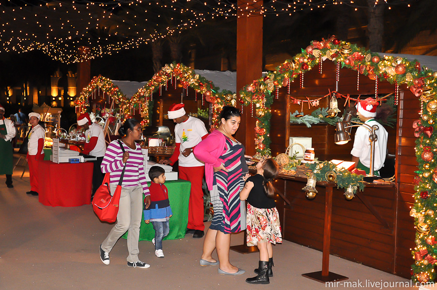 Устроена ярмарка стандартно: детские аттракционы, конкурсы, палатки с рождественскими сувенирами и всевозможными лакомствами. Дубай, ОАЭ