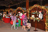 Устроена ярмарка стандартно: детские аттракционы, конкурсы, палатки с рождественскими сувенирами и всевозможными лакомствами.
