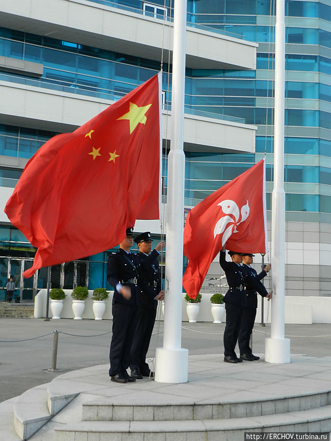 Церемония поднятия государственного флага Гонконг