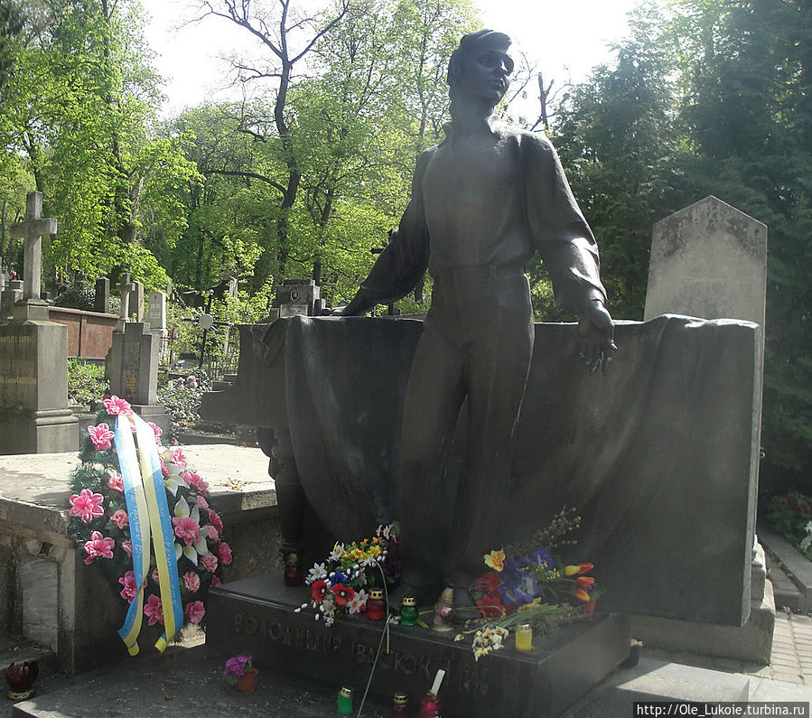 Памятник Владимиру Ивасюку — автору песни Червона Рута Львов, Украина