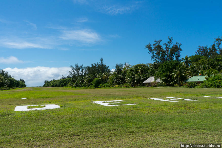 Подлетая к острову, с высоты видишь выложенное белым камнем — наверное — его название Остров Дэнис, Сейшельские острова