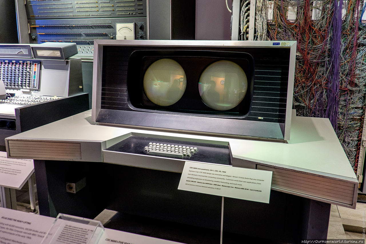 12. Один из первых компьютерных «дисплеев». Интересно, что большинство первых компьютеров шли в комплекте со столом — десктопом, со встроенной в него клавиатурой, даже если сам вычислительный блок стоял отдельно. Сан-Франциско, CША