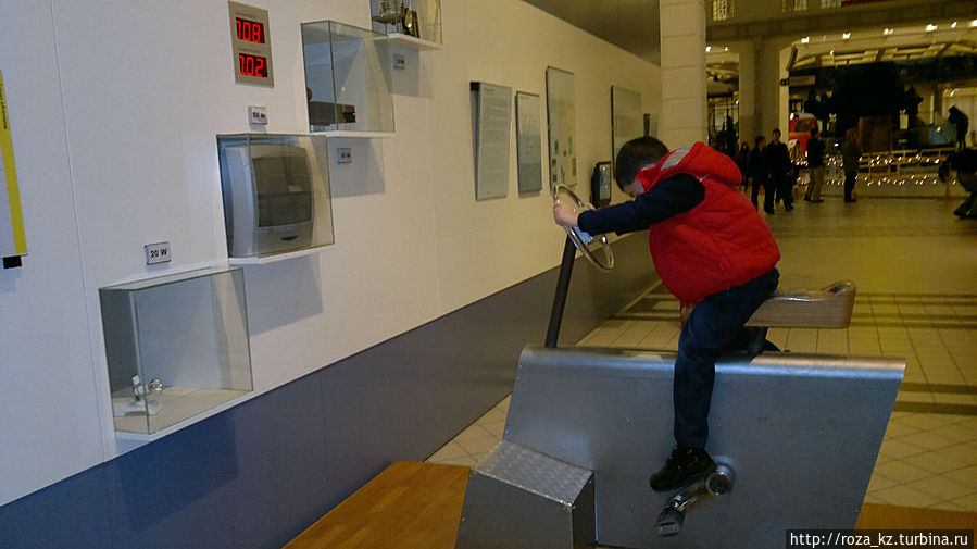 у нас получилось выработать энергию только чтобы зажглась маленькая лампочка — надо качать ноги... у нас получилось выработать энергию только чтобы зажглась маленькая лампочка — надо качать ноги...