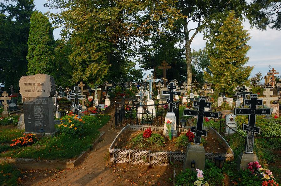 Городское кладбище в Калласте очень нарядно оформлено Калласте, Эстония