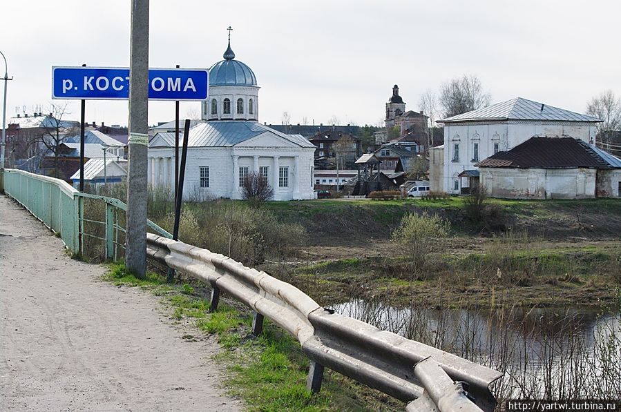 Следующую остановку делаем за мостом через реку Кострому. Здесь открывается замечательный вид на город. Обозреваются Никольский храм (правее) и Преображенская церковь.