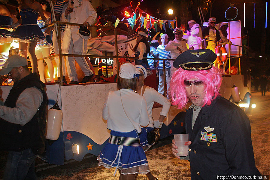 Из воды показалась мина, то ли своя, то ли чужая, а самое главное кислая-кислая. Из воды показалась мина, то ли своя, то ли чужая, а самое главное кислая-кислая.