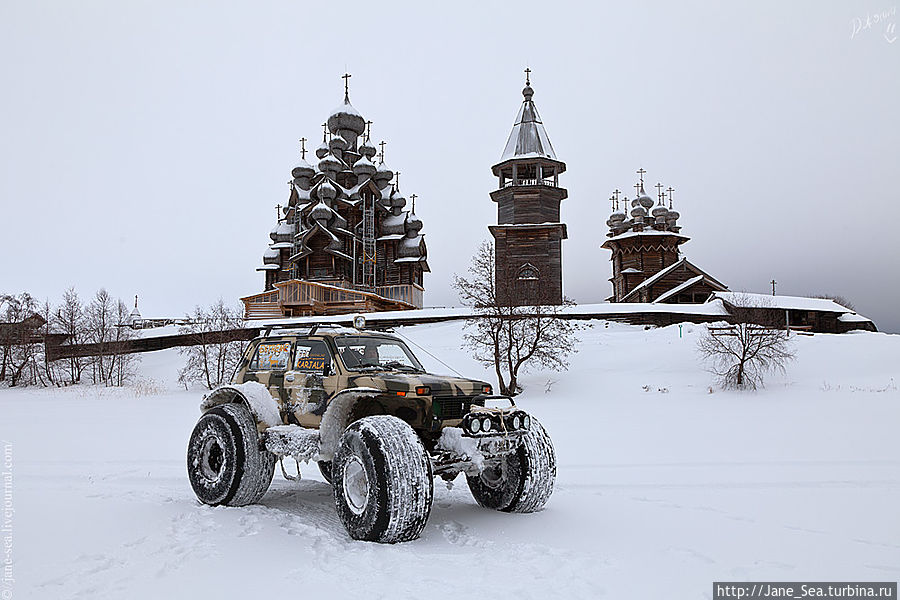 Нива-марш — танк-вездеход на фоне Кижского погоста Кижи, Россия