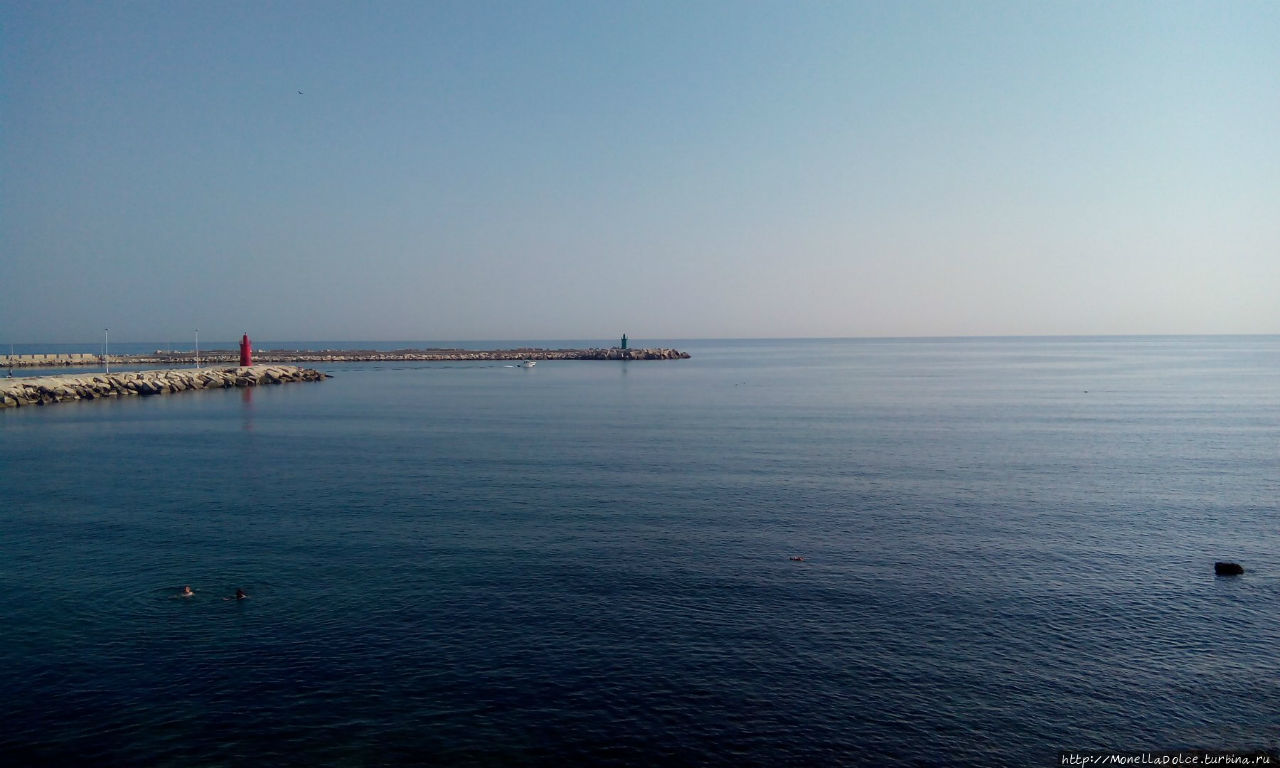 Порт ди Трани — утром и вечером Трани, Италия