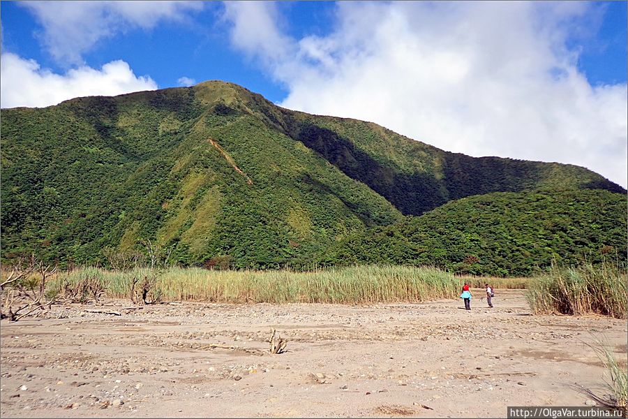 Равнина со всех сторон окружена возвышенностями. Эту называют горой Хормахан Равнина со всех сторон окружена возвышенностями. Эту называют горой Хормахан