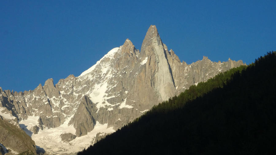 Это Пти Дрю и Гранд Дрю.
Вики справка
Пик Пти-Дрю (фр. Petit Dru) — один из двух пиков Дрю (фр. Aiguille du Dru) в горном массиве Монблана во французских Альпах. Пти-Дрю известен как один из красивейших и сложнейших для восхождений пиков в Альпах.

Второй из пиков Дрю — Гранд-Дрю (фр. Grand Dru) выше Пти-Дрю на 21 м (3754 м). Пики Дрю расположены на восток от деревни Les Praz в долине Шамони. Обе вершины находятся в западном гребне пика Верт (Aiguille Verte) (4122 м). Шамони, Франция