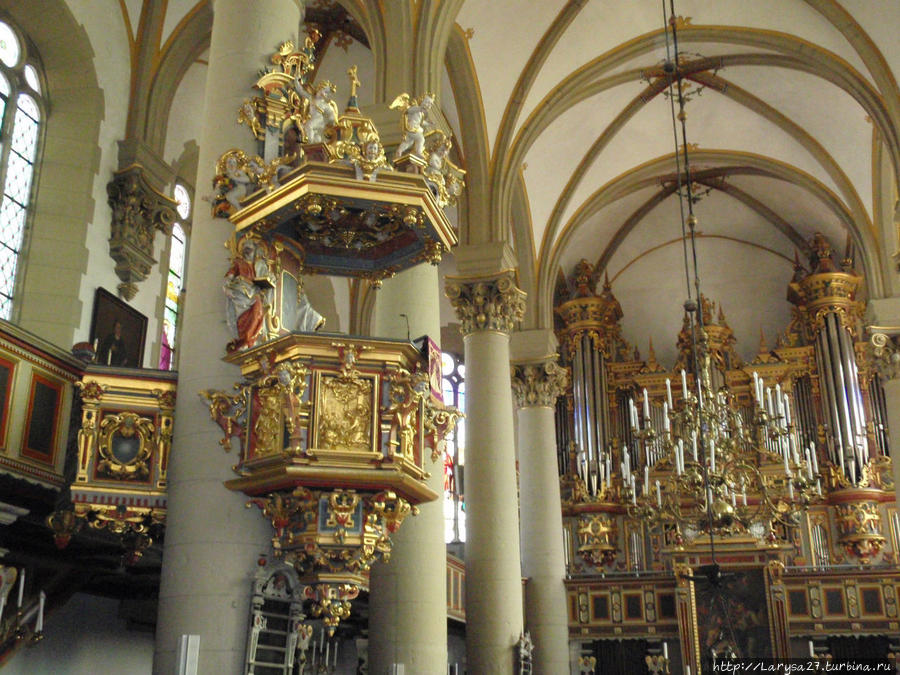 Городская церковь. Кафедра 1614 г. работы Ханса Вольфа — одно из самых интересных произведений искусства в оформлении церкви. Бюкебург, Германия