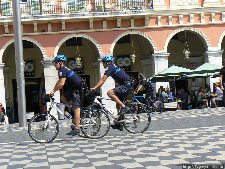 Тоже Ницца. Похоже они на наших великах едут Тоже Ницца. Похоже они на наших великах едут