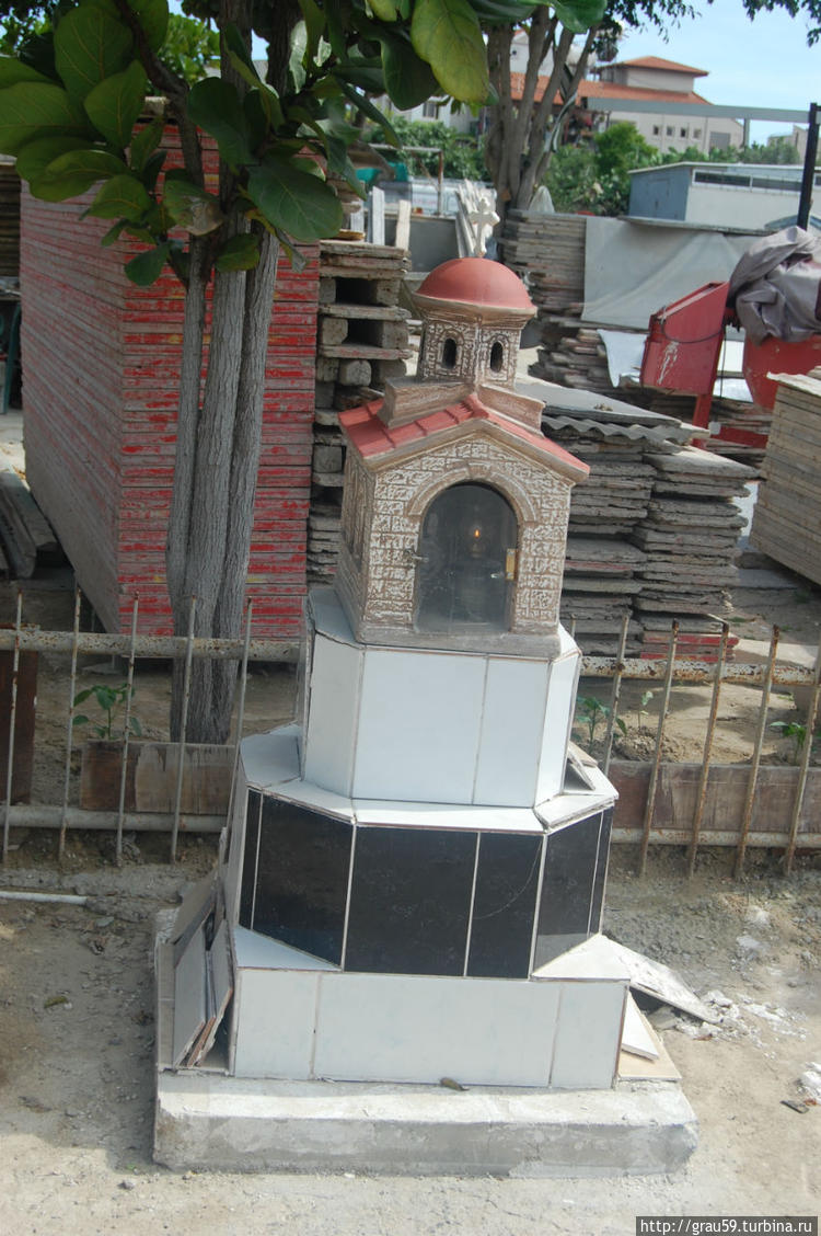 Макет храма возле жилого 