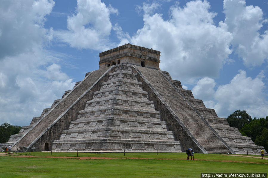 Храм стоит в центре обширной террасы площадью около 18 гектаров и окружён широким каменным парапетом. Высота пирамиды составляет 30 м, длина её сторон насчитывает 55 м. Каждая грань храма имеет 9 ступеней. Со всех четырёх сторон от основания к вершине пирамиды ведут четыре крутые лестницы, сориентированные по сторонам света. Окаймляет лестницы каменная балюстрада, начинающаяся внизу с головы змея и продолжающаяся в виде изгибающегося змеиного тела до верха пирамиды. Ежегодно в дни осеннего и весеннего равноденствия (21 марта и 23 сентября) можно наблюдать уникальное зрелище «Пернатого Змея». Тень ступенчатых рёбер пирамиды падает на камни балюстрады. При этом создаётся впечатление, что Пернатый Змей оживает и ползёт, в марте вверх, а в сентябре вниз. Каждая из четырёх лестниц храма имеет 91 ступеньку, а их суммарное количество равно 364. Вместе с базой-платформой на вершине пирамиды, объединяющей все четыре лестницы, получается число 365 — количество дней в солнечном году. Кроме того, символичным является количество секций с каждой стороны храма (9 ступеней пирамиды рассечены лестницей надвое) — 18, что соответствует количеству месяцев в календарном году майя. Девять уступов храма соответствует «девяти небесам» мифологии тольтеков. 52 каменных рельефа на каждой стене святилища символизируют один календарный цикл тольтеков, включающий 52 года.
На вершине пирамиды располагается небольшой храм с четырьмя входами. В нём совершались жертвоприношения. Чичен-Ица город майя, Мексика