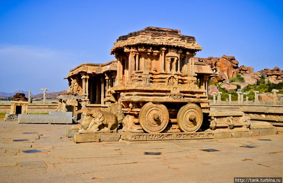 Так же в храме Виттала находится, одна из главных достопримечательностей Хампи, ставшая его визитной карточкой каменная колесница. Хампи, Индия