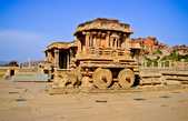 Так же в храме Виттала находится, одна из главных достопримечательностей Хампи, ставшая его визитной карточкой каменная колесница.