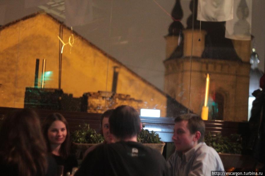 Еще одно многоэтажное кафе, где можно посидеть на веранде с видом на город — Гасова лямпа в честь газовой лампы и ее создателей... Львов, Украина