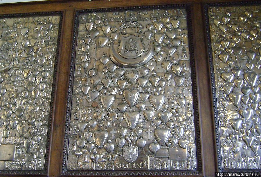 Стены часовни покрывают тысячи золотых и серебряных сердец —  обетные дары верующих Богоматери. Первый обетный дар принесён в 1702 году Вильнюс, Литва