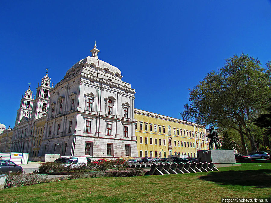 мемориал на фоне Национального дворца Мафра, Португалия