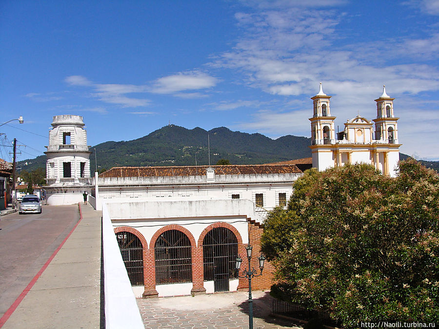 Город в окружении холмов смотрится сказочно Сан-Кристобаль-де-Лас-Касас, Мексика