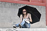 Даже в туманную погоду китаянки носят зонтики, так как считается, что солнце все равно пробивается сквозь серой небо...
*
