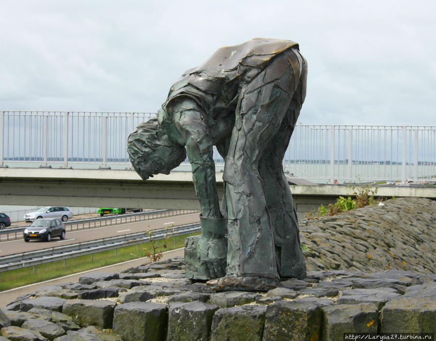 Памятник строителям дамбы Афслёйтдейк Афслёйтдейк (дамба), Нидерланды