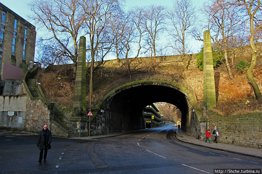 за этим мостом начинается Уэст-Энд со стороны Старолго города Эдинбург, Великобритания
