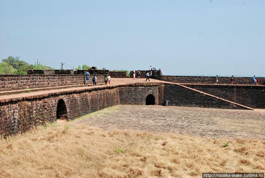 Форт Агуада, прогулка по солнцепёку Кандолим, Индия