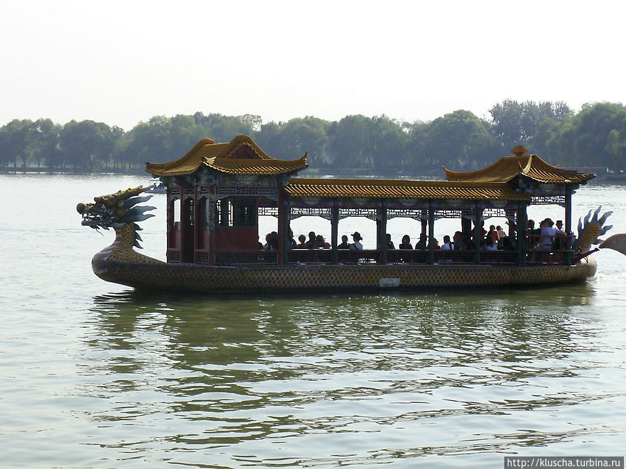 Можно перебраться с одного берега на другой пешком, а можно и так Можно перебраться с одного берега на другой пешком, а можно и так
