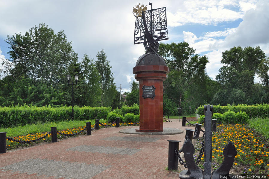 В 2005 году на центральной площади Тотьмы был установлен памятник землепроходцам и мореходам: корабль с парусом в виде панорамы города. Тотьма, Россия