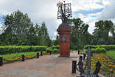 В 2005 году на центральной площади Тотьмы был установлен памятник землепроходцам и мореходам: корабль с парусом в виде панорамы города.