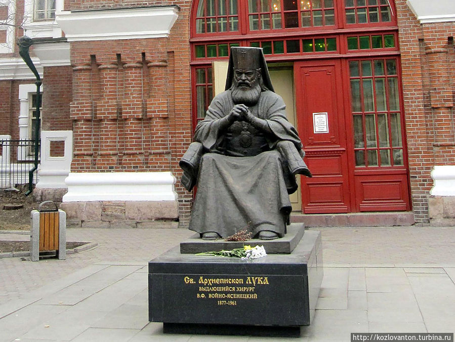 Памятник архиепископу Луке перед приходом. Красноярск, Россия