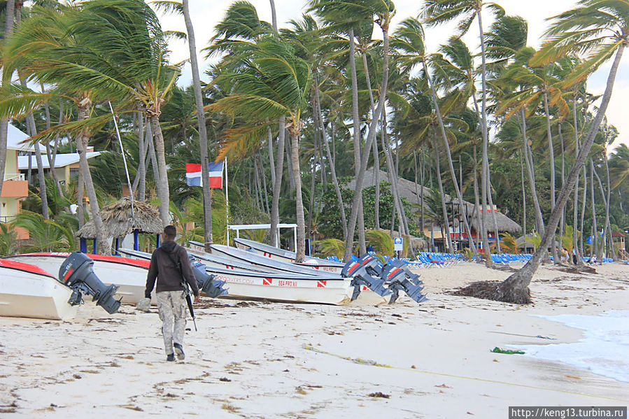 А вот таких вот ребят с М -16, мы периодически втстречали ранним утром на пляже. Пунта-Кана, Доминиканская Республика