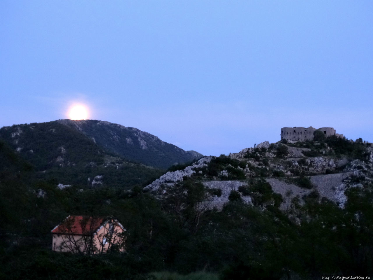 Луна, крепость и жилой домик. Будва, Черногория