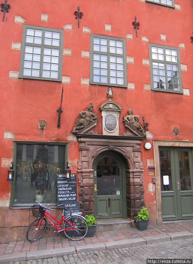92 белых камня на фасаде Дома Шанца по адресу Stortorget,  18 напоминают о 92 убитых во время резни, учиненной датским королем Кристианом II 7-10 ноября 1520 г. Стокгольм, Швеция
