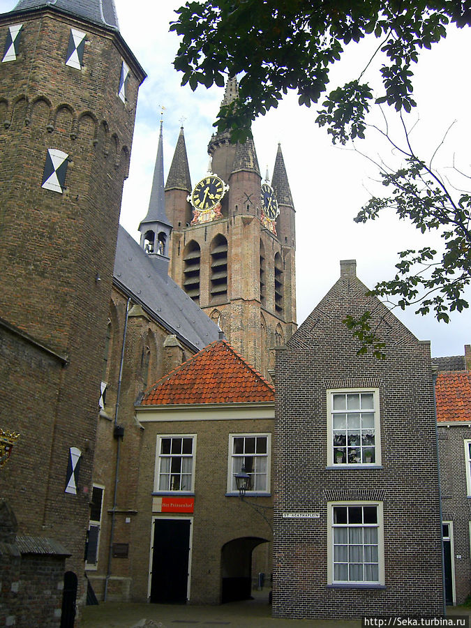 Принсенхоф (на заднем плане Старая церковь) Делфт, Нидерланды