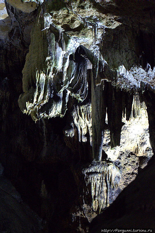Туманная пещера у замка Лихтенштайн Ройтлинген, Германия
