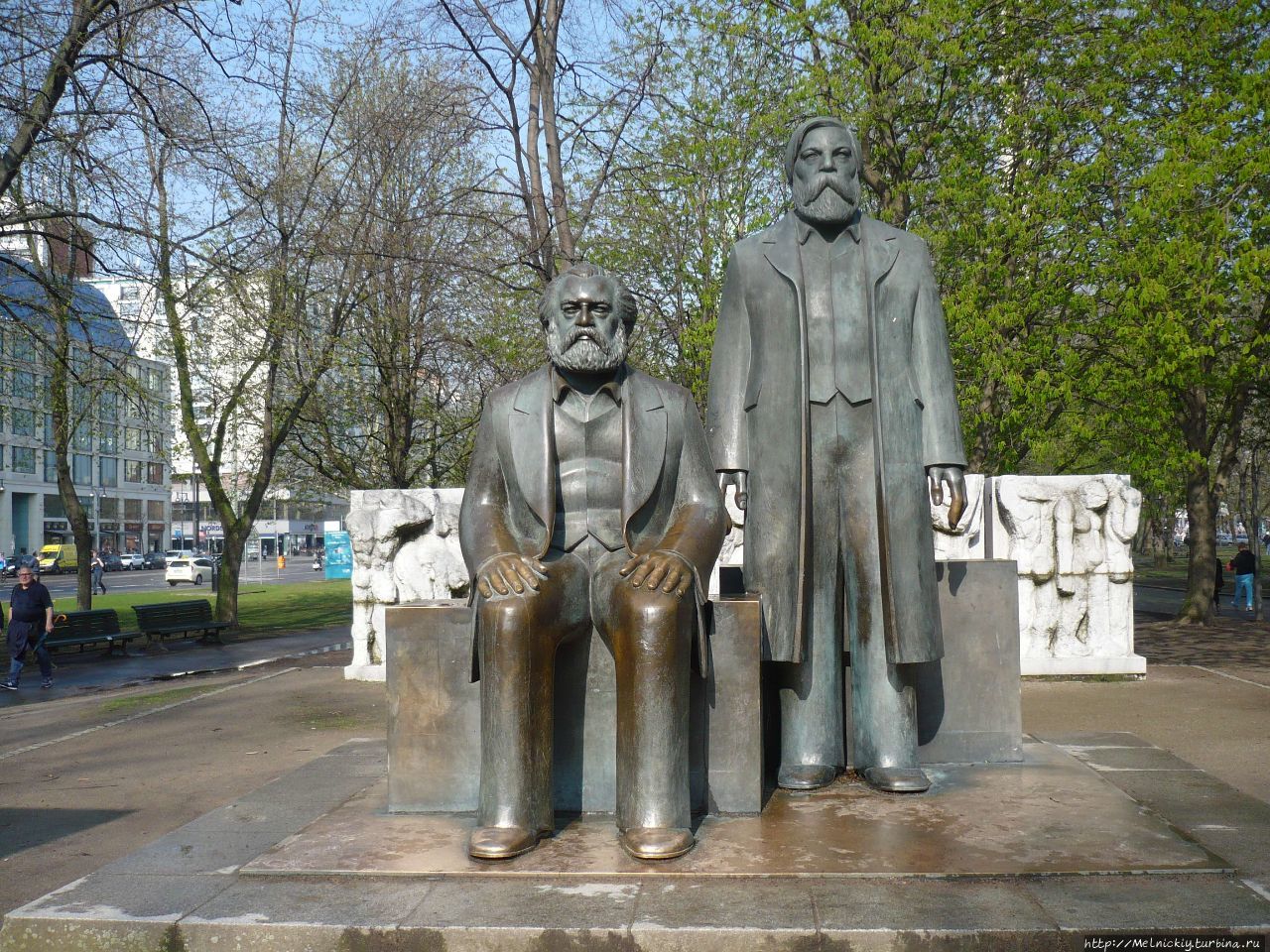 Памятник Карлу Марксу и Фридриху Энгельсу Берлин, Германия