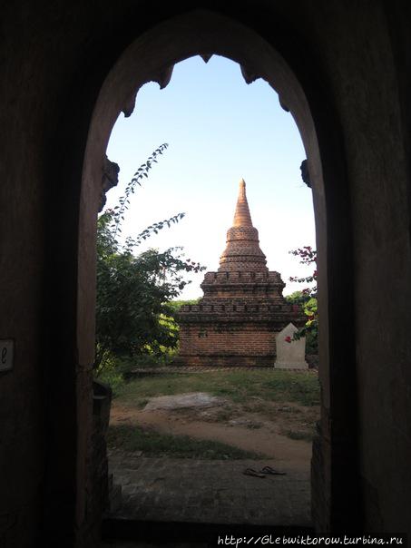 Прогулка среди руин у храма Мьо Баган, Мьянма
